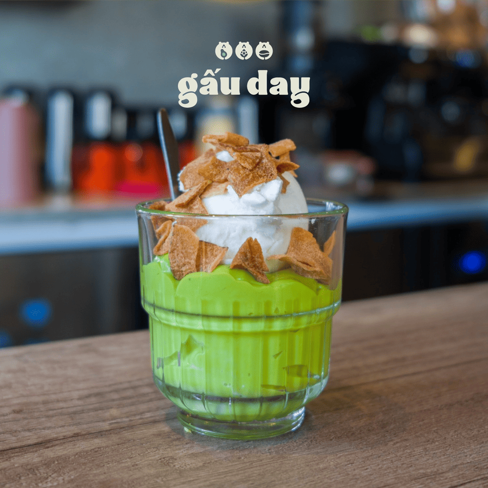 Du khách tới đây vừa thưởng thức kem bơ, vừa ngắm phố phường tấp nập ở trung tâm thành phố  - Nguồn ảnh: Gấu Day - Cafe & Kem Bơ Đà Lạt